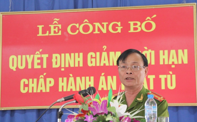 Đồng chí Thượng tá Nguyễn Ngọc Viễn, Phó giám thị Trại tạm giam công bố quyết định giảm thời hạn chấp hành hình phạt tù cho phạm nhân đợt 30/4