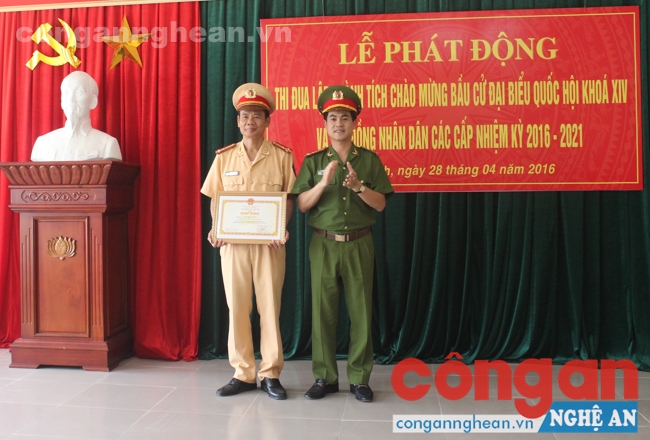 Đồng chí thượng tá Nguyễn Đức Hải, Phó giám đốc Công an tỉnh, thừa ủy quyền của Bộ Công an tặng Bằng khen của Bộ cho đồng chí Bạch Hưng Dũng