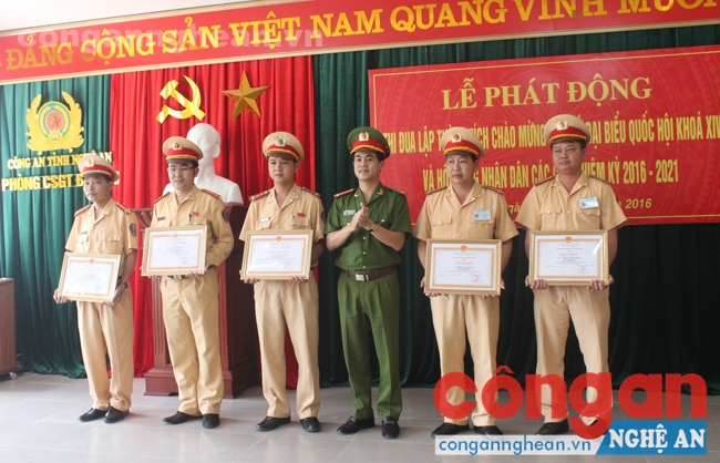 Đồng chí thượng tá Nguyễn Đức Hải, Phó giám đốc Công an tỉnh tặng Giấy khen của Giám đốc Công an tỉnh cho các cán bộ, chiến sỹ có thành tích xuất sắc trong đợt thi đua cao điểm