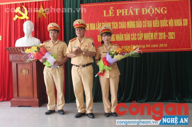 Đồng chí Đại tá Cao Minh Phượng tặng hoa cho các bộ, chiến sỹ có thành tích xuất sắc trong đợt thi đua cao điểm