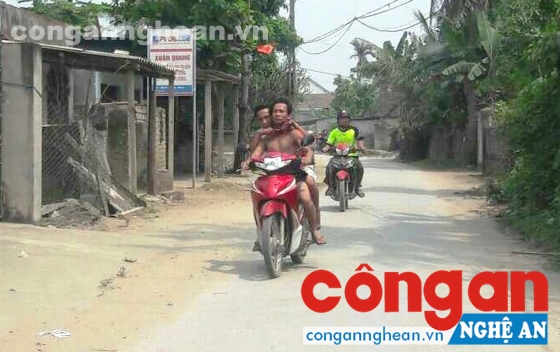 Hình ảnh Chu Văn Sơn khống chế  anh Quảng đi qua nhiều xã trên địa bàn huyện Diễn Châu