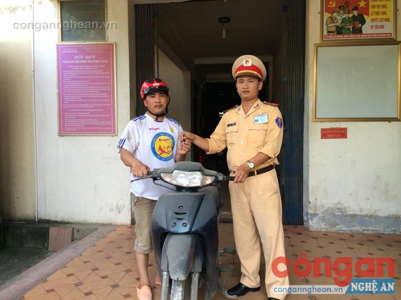 CSGT Công an TP Vinh trao trả chiếc xe bị mất cho anh Nguyễn Đức Hải