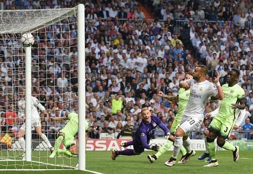  Joe Hart bó tay khi cú sút của Gareth Bale đổi hướng đi vào lưới
