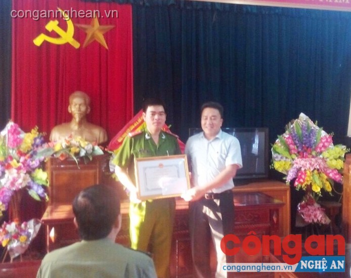 Đồng chí Lê Văn Giáp - Phó Bí thư Huyện ủy - Chủ tịch UBND huyện ghi nhận và chúc mừng Ban Chuyên án.