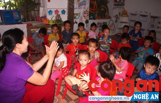 Nhiều năm nay, trẻ mầm non ở xã Quỳnh Vinh phải học nhờ, học tạm trong điều kiện khó khăn, thiếu thốn