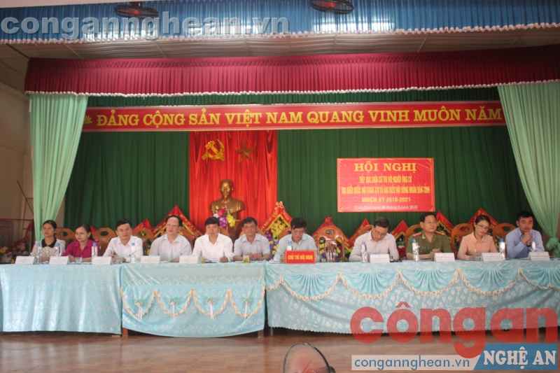 Các ứng cử viên lăng nghe tâm tư nguyện vọng của cử tri tại xã Lĩnh Sơn