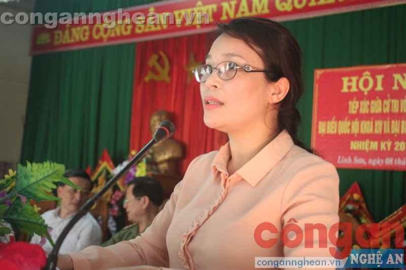 Bà Nguyễn Thị Thanh Xuân - Thẩm phán trung cấp, Tòa án nhân dân tỉnh Nghệ An trình hành động của mình trước cử tri