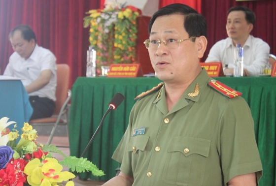 Đồng chí Đại tá Nguyễn Hữu Cầu - Ủy viên BTV Tỉnh ủy - Giám đốc Công an tỉnh giải đáp kiến nghị cử tri.