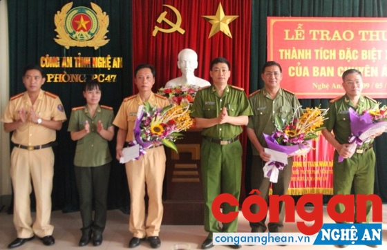 Đồng chí Đại tá Nguyễn Mạnh Hùng, Phó Giám đốc Công an tỉnh tặng hoa chúc mừng các lực lượng tham gia đấu tranh chuyên án