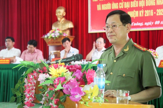 Đồng chí Đại tá Nguyễn Hữu Cầu - Giám đốc Công an tỉnh trình bày chương trình hành động của mình trước cử tri