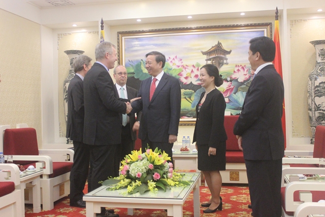 Bộ trưởng Tô Lâm bắt tay các đại biểu đoàn ngoại giao Hoa Kỳ.