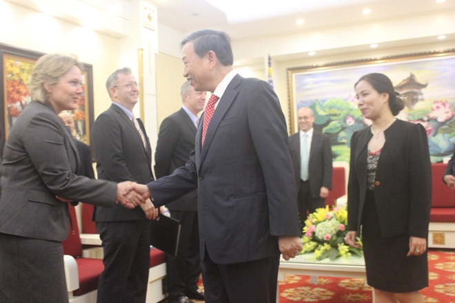  Bộ trưởng Tô Lâm bắt tay các đại biểu đoàn ngoại giao Hoa Kỳ.
