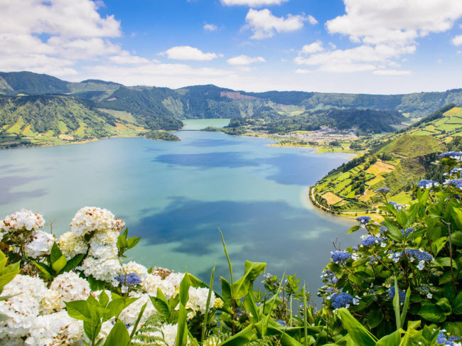 Quần đảo Azores ở ngoài khơi Bồ Đào Nha được cho là một trong những nơi ẩn náu bí mật nhất Đại Tây Dương. Với rừng rậm, hồ bao quanh, đồng cỏ xanh, hang núi lửa và thác nước, nơi đây có nhiều kỳ quan thiên nhiên chờ du khách khám phá.