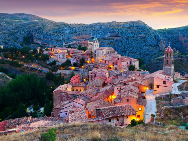 Thị trấn Albarracín nằm trên đỉnh núi tại tỉnh Teruel, Tây Ban Nha. Du khách sẽ có cảm giác trở lại quá khứ khi khám phá những ngôi nhà bằng gỗ, pháo đài và đường phố như mê cung tại thị trấn này.