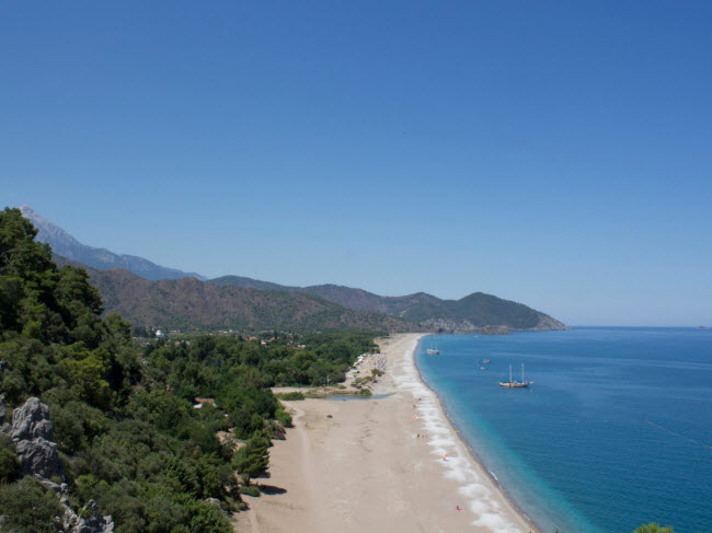  Nhờ chính sách hạn chế phát triển ồ ạt, bãi biển Cirali ở Thổ Nhĩ Kỳ giúp du khách có một không gian yên tĩnh và trong lành ngay sát bờ biển Địa Trung Hải.