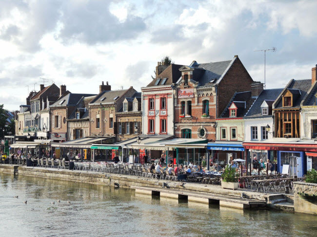 Thành phố Amiens ở Pháp là quê hương của nhiều di sản thế giới, bao gồm nhà thờ Đức bà Notre-Dame d'Amiens. Nơi đây cũng có nhiều công viên, vườn cây xanh và những con kênh thơ mộng.