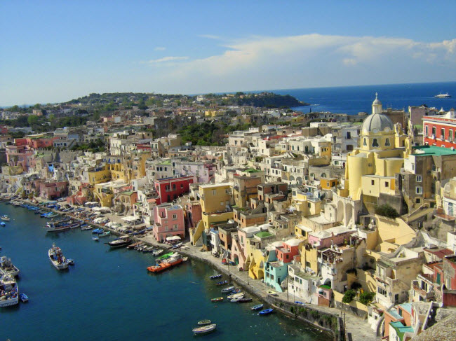  Đảo Procida tại vịnh Naples ở Italia có không khí rất trong lành phù hợp với du khách thích nghỉ dưỡng. Hòn đảo cũng nổi tiếng với phong cảnh tuyệt đẹp như cánh đồng chanh, những ngôi nhà nhiều sắc màu, quán ăn trước biển phục vụ các món truyền thống ở Italia.