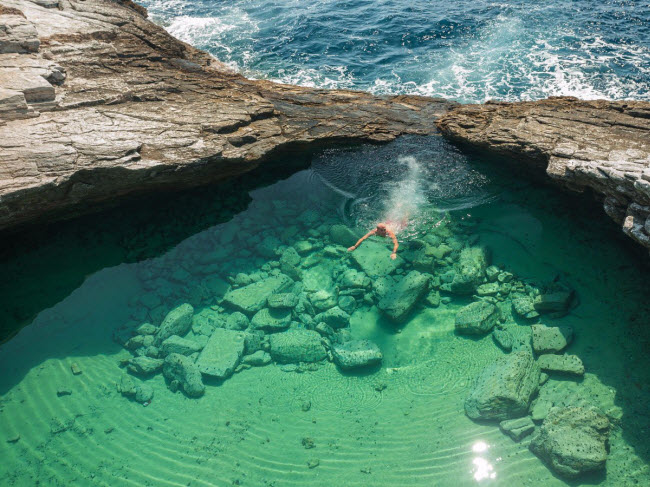 Giola là một hồ bơi tự nhiên ở vùng Astris của Hy Lạp. Du khách sẽ phải đi qua một con đường nhỏ trước khi có thể đắm mình trong hồ với làn trước trong xanh đến khó tin.