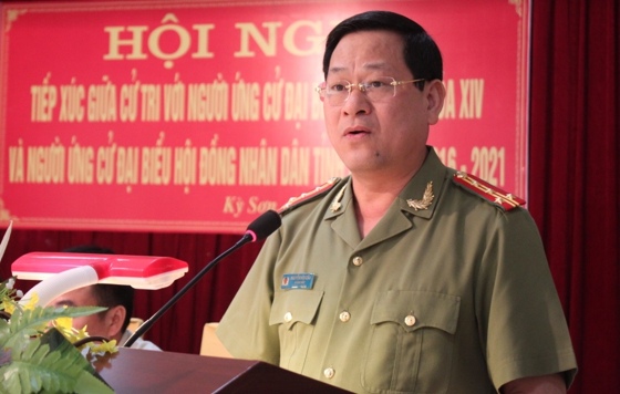 Đại tá Nguyễn Hữu Cầu, UV BTV Tỉnh ủy, Giám đốc Công an tỉnh, ứng cử viên Đại biểu Quốc hội giải đáp các ý kiến, kiến nghị của các cử tri tại Hội nghị