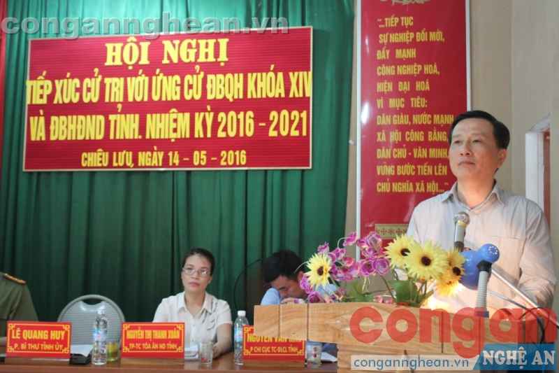 Đồng chí Lê Quang Huy, Phó Bí thư tỉnh ủy - ứng cử viên đại biểu Quốc hội trình bày chương trình hành động tại hội nghị