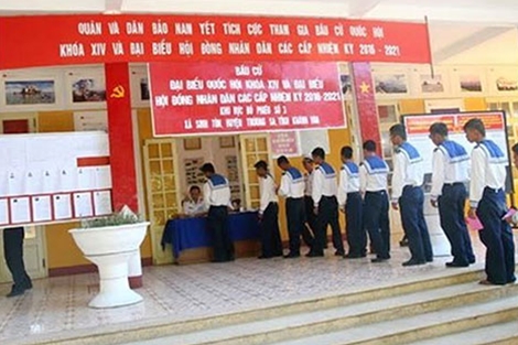 Cử tri trên đảo Nam Yết đi bầu cử.