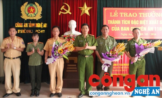 Đồng chí Đại tá Nguyễn Mạnh Hùng, Phó Giám đốc Công an tỉnh trao thưởng cho các lực lượng tham gia phá Chuyên án 116C