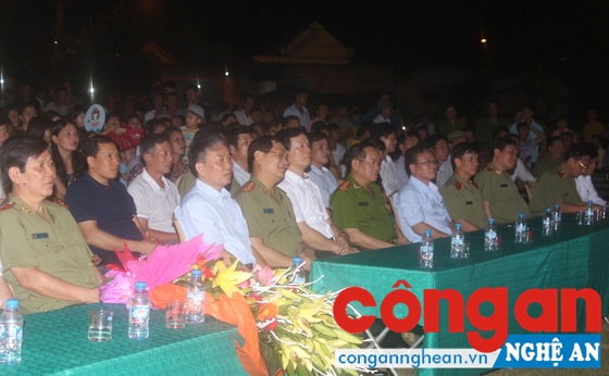 Đồng chí Trung tướng Trần Bá Thiều, Tổng cục trưởng Tổng cục Chính trị CAND và các đại biểu tham dự chương trình.