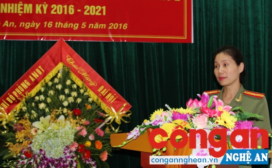 Thiếu tá Nguyễn Thị Việt Hà, Chủ tịch Hội Phụ nữ Công an tỉnh phát biểu tại Đại hội.
