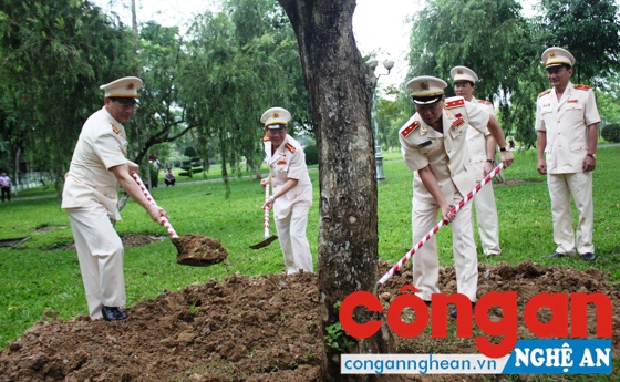 Đồng chí Trung tướng Trần Bá Thiều trồng cây lưu niệm tại khuôn viên Khu di tích Kim Liên