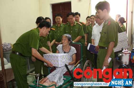 CBCS Phòng Cảnh sát QLHC về TTXH Công an Nghệ An thăm hỏi, tặng quà cho TBB tại Trung tâm Điều dưỡng thương bệnh binh Nghệ An