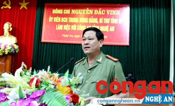 Đồng chí Đại tá Nguyễn Hữu Cầu, Giám đốc Công an tỉnh phát biểu đáp từ và phát động triển khai các hoạt động đảm bảo ANTT trên địa bàn.