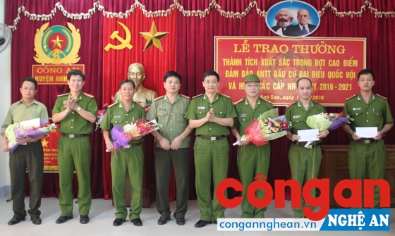 Đồng chí Đại tá Nguyễn Mạnh Hùng, Phó Giám đốc Công an tỉnh trao thưởng Công an huyện Anh Sơn