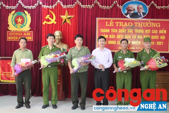 Đồng chí Hoàng Xuân Cường, UVBTV huyện ủy, PCT UBND huyện Anh Sơn, tỉnh Nghệ An trao thưởng Công an huyện Anh Sơn
