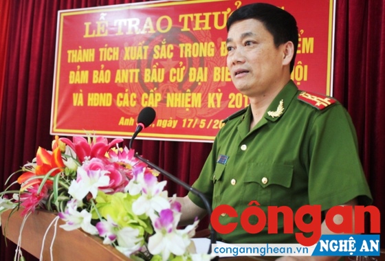 Đồng chí Đại tá Nguyễn Mạnh Hùng, Phó Giám đốc Công an tỉnh biểu dương thành tích Công an huyện Anh Sơn