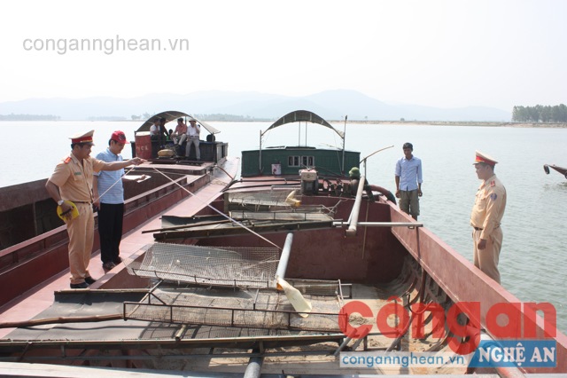 Đội tuần tra kiểm soát (Phòng Cảnh sát giao thông đường thủy) cùng với Chi cục Kiểm định số 3 ( thuộc Cục Đăng kiểm Việt nam) đang đo các thông số kỷ thật trên tàu.