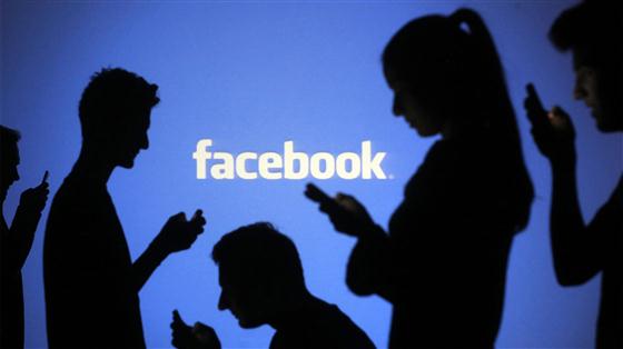 Cần phải xử lý nghiêm khắc các chủ tài khoản Facebook được xác định tung tin đồn thất thiệt (Ảnh minh họa: Reuters)
