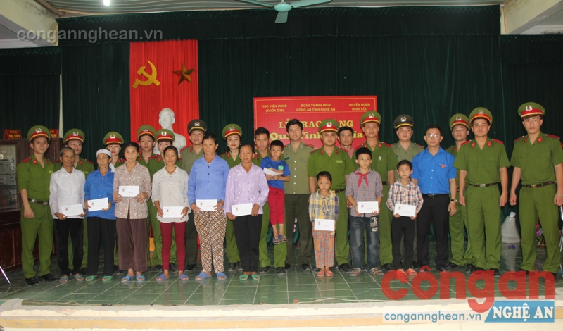 Tặng quà cho gia đình có hoàn cảng khó khăn tại xã Nghi Yên, huyện Nghi Lộc