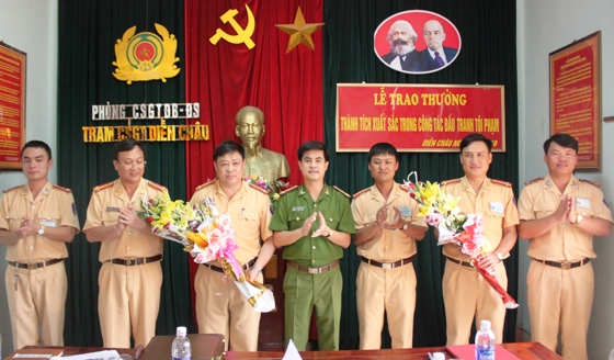 Đồng chí Thượng tá Nguyễn Đức Hải, Phó Giám đốc Công an tỉnh Nghệ An trao thưởng cho Trạm CSGT Diễn Châu