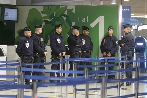 Cảnh sát vào vị trí tại sân bay Charles de Gaulle, Paris, Pháp, sau khi chuyến bay MS804 của EgyptAir mất tích. Ảnh: Reuters.