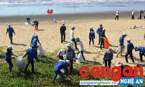  Người dân huyện Quỳnh Lưu làm sạch đường bờ biển