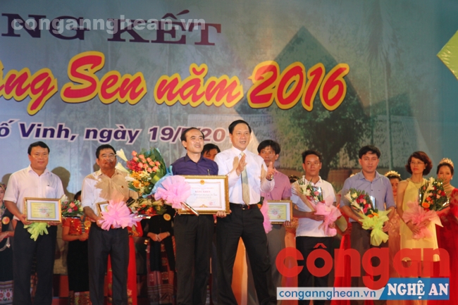 BTC trao giải nhất cho đoàn văn nghệ quần chúng huyện Yên Thành