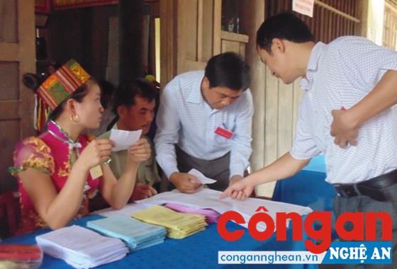Ủy ban bầu cử huyện Con Cuông giám sát công tác bầu cử tại khu vực bầu cử sớm