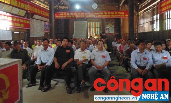 Đúng 7h ngày 20/5, Bình Chuẩn khai mạc bầu cử sớm có sự tham gia đầy đủ cử tri trong xã.