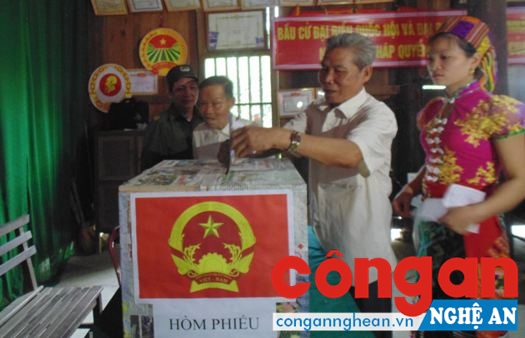 Cử tri Trương Văn Sàng một trong ba cử tri cao tuổi của bản Đình xã Bình Chuẩn huyện Con Cuông đã chứng kiến nhiều cuộc bầu cử của đất nước từ năm 1960 đến nay.