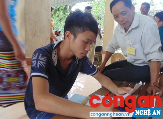 Cử tri trẻ Vi Văn Truyền ở bản Quăn, xã Bình Chuẩn, huyện Con Cuông vui mừng lần đầu tiên đi bầu cử