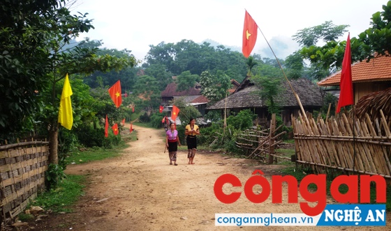 Na Sành là bản khó khăn của xã Tiền Phong, huyện Quế Phong giao thông chỉ là đường đất.