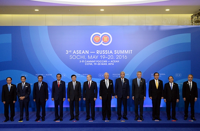  Các nhà lãnh đạo ASEAN và Tổng thống Liên bang Nga V.Putin. Ảnh: BTC