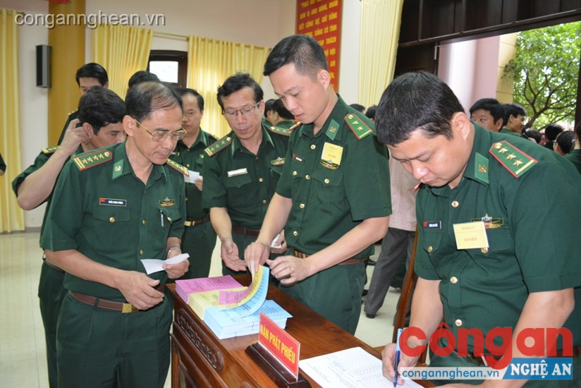 Cử tri khối cơ quan BĐBP tỉnh tham gia bầu cử tại KVBP số 19 phường Trường Thi