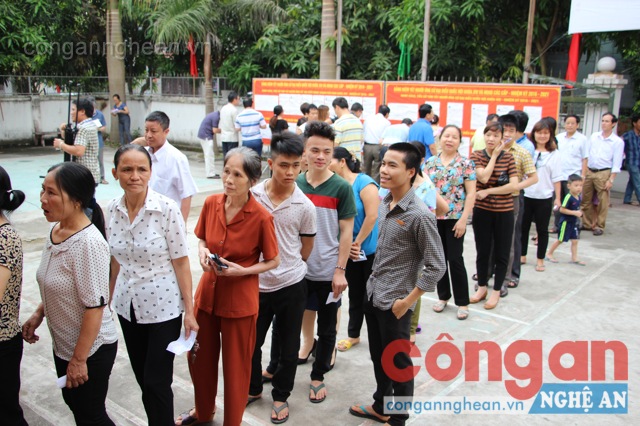 Cử tri phường Hưng Phúc đi bỏ phiếu tại tổ bầu cử số 5