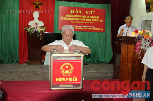 Đồng chí Nguyễn Bá – Nguyên Bí thư Tỉnh uỷ Nghệ An là người bỏ phiếu đầu tiên tại khu vực bỏ phiếu số 4.